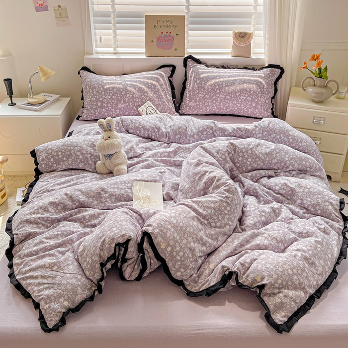 91家纺网 家纺一手货源 找家纺 暖芯优选 2025新款直播热款赫本风花边款针织法式印花吊边床单三件套床笠四件套 紫萱