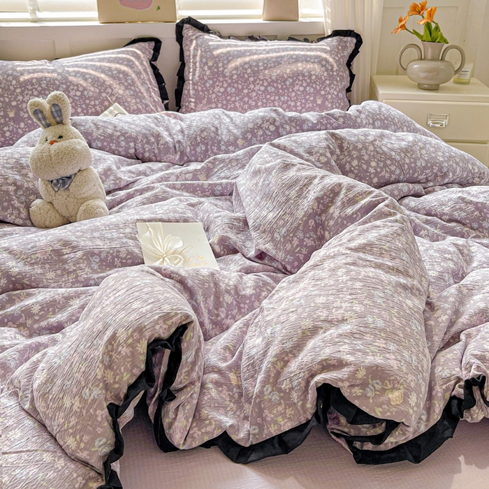 91家纺网 家纺一手货源 找家纺 暖芯优选 2025新款直播热款赫本风花边款针织法式印花吊边床单三件套床笠四件套 紫萱