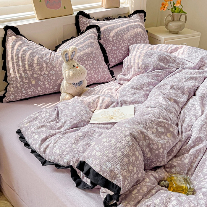 91家纺网 家纺一手货源 找家纺 暖芯优选 2025新款直播热款赫本风花边款针织法式印花吊边床单三件套床笠四件套 紫萱