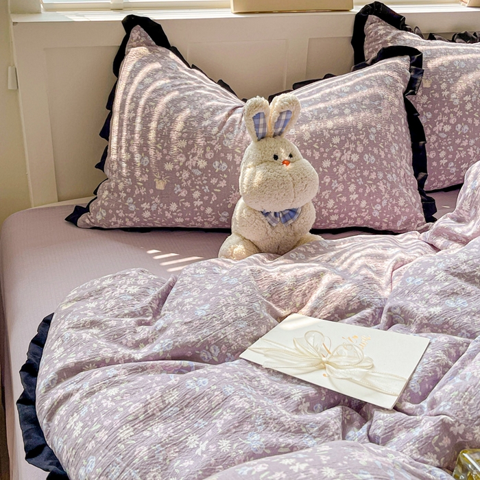 91家纺网 家纺一手货源 找家纺 暖芯优选 2025新款直播热款赫本风花边款针织法式印花吊边床单三件套床笠四件套 紫萱