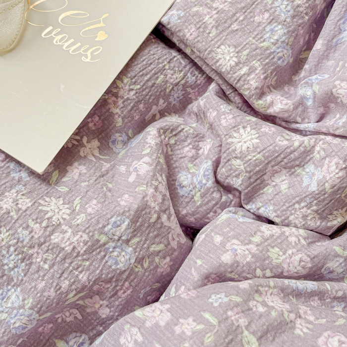 91家纺网 家纺一手货源 找家纺 暖芯优选 2025新款直播热款赫本风花边款针织法式印花吊边床单三件套床笠四件套 紫萱