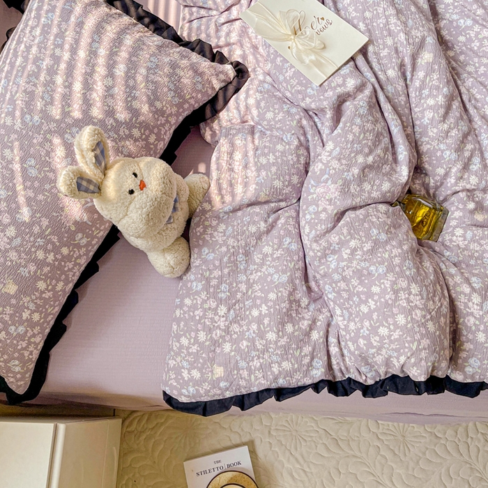 91家纺网 家纺一手货源 找家纺 暖芯优选 2025新款直播热款赫本风花边款针织法式印花吊边床单三件套床笠四件套 紫萱