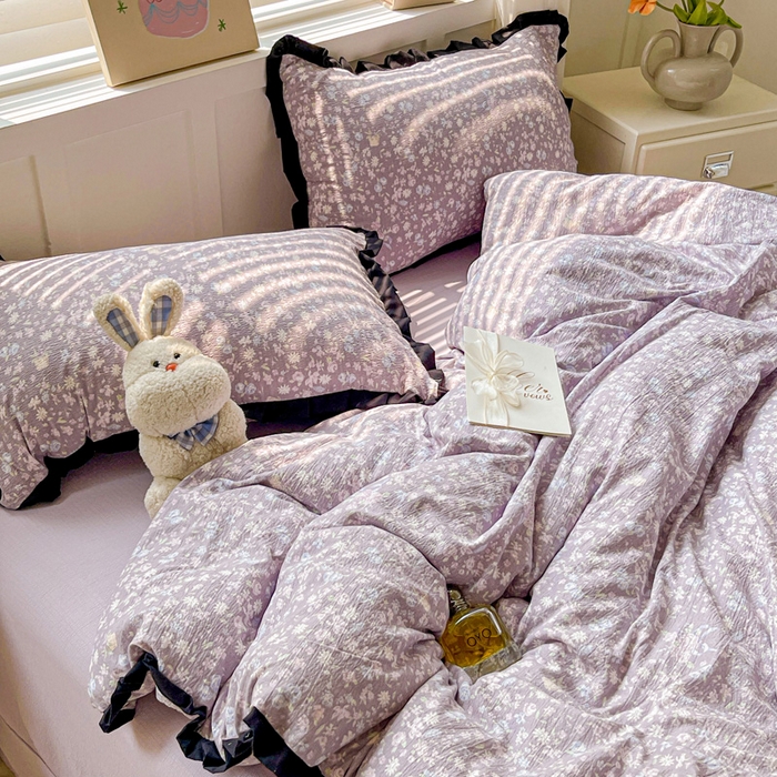 91家纺网 家纺一手货源 找家纺 暖芯优选 2025新款直播热款赫本风花边款针织法式印花吊边床单三件套床笠四件套 紫萱