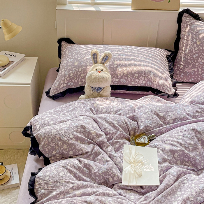 91家纺网 家纺一手货源 找家纺 暖芯优选 2025新款直播热款赫本风花边款针织法式印花吊边床单三件套床笠四件套 紫萱