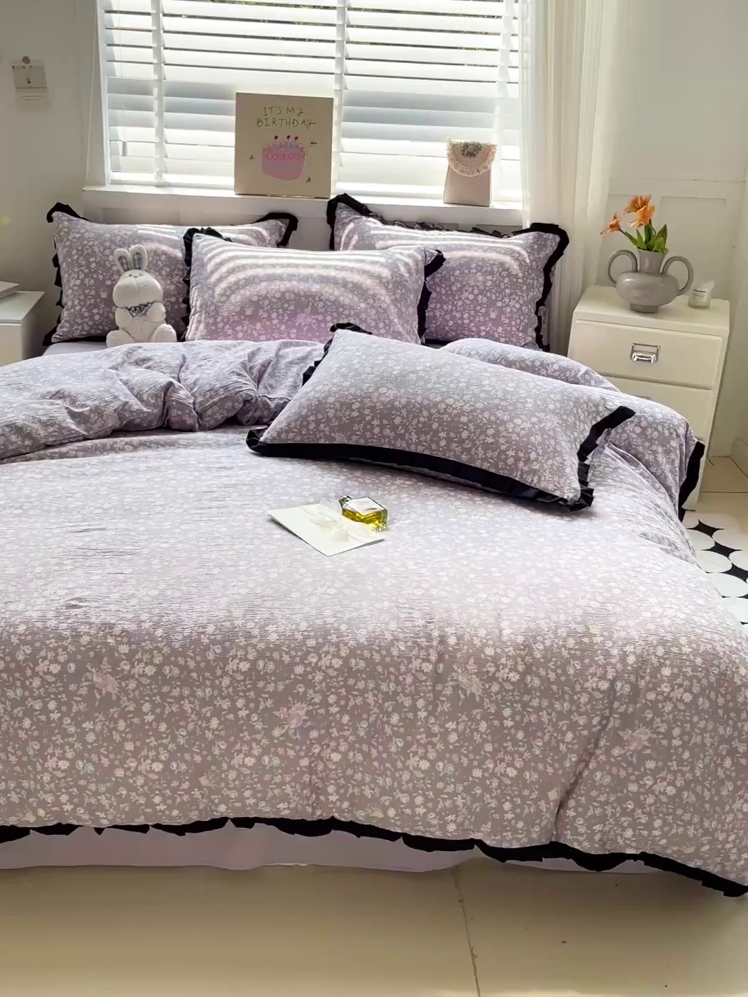 91家纺网 家纺一手货源 找家纺 暖芯优选 2025新款直播热款赫本风花边款针织法式印花吊边床单三件套床笠四件套 紫萱