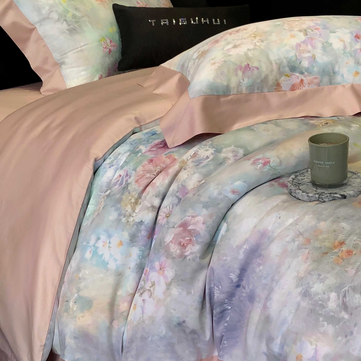 91家纺网 家纺一手货源 找家纺 2025新款高支高密长绒棉专版数码印花双拼系列四件套-卡梅伦【券后不低于378】 棉沐苒-粉