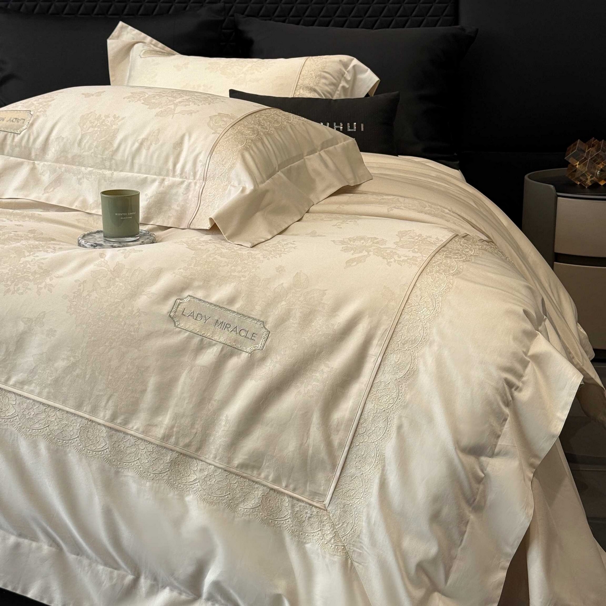 91家纺网 家纺一手货源 找家纺 太古汇家居 2025新款全棉提花绣花“伊莎贝拉”系列四件套 伊莎贝拉-米金色