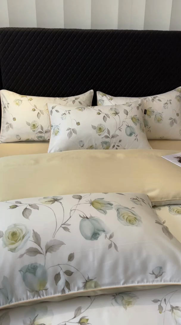 91家纺网 家纺一手货源 找家纺 芊寻家居 2025春夏新款50支莱赛尔天丝贡缎数码印花麻绳款四件套高端礼盒 花意盈香灰