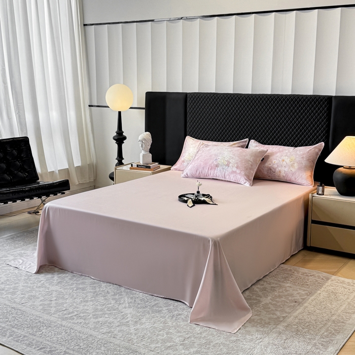 91家纺网 家纺一手货源 找家纺 芊寻家居 2025春夏新款50支莱赛尔天丝贡缎数码印花麻绳款四件套高端礼盒 漫野粉