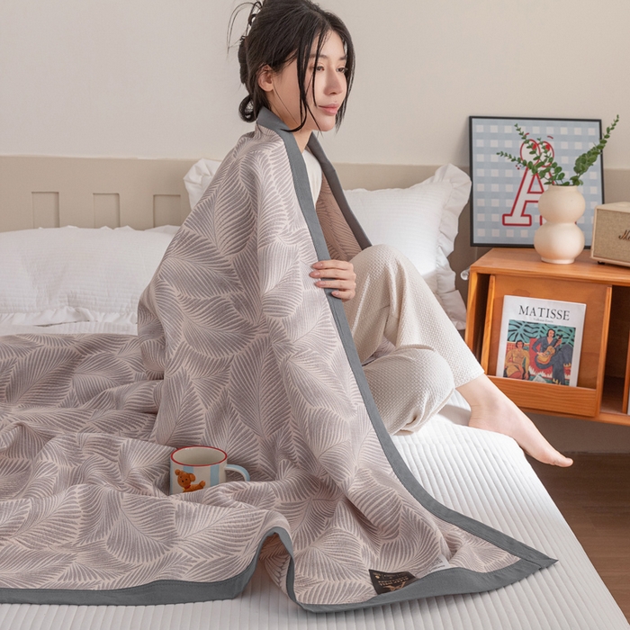 91家纺网 家纺一手货源 找家纺 2025新款A类纯棉针织三层纱提花多功能毯 灰色-暗香