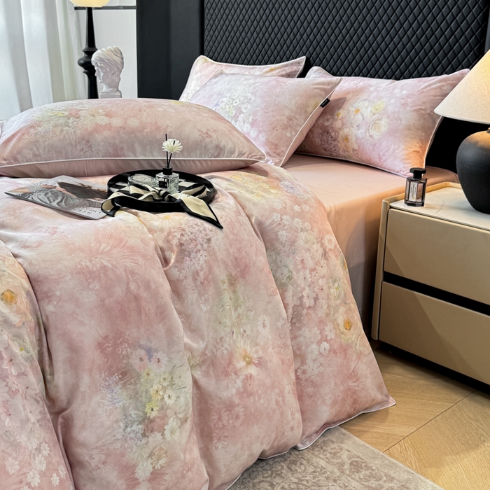 91家纺网 家纺一手货源 找家纺 芊寻家居 2025春夏新款50支莱赛尔天丝贡缎数码印花麻绳款四件套高端礼盒 漫野粉