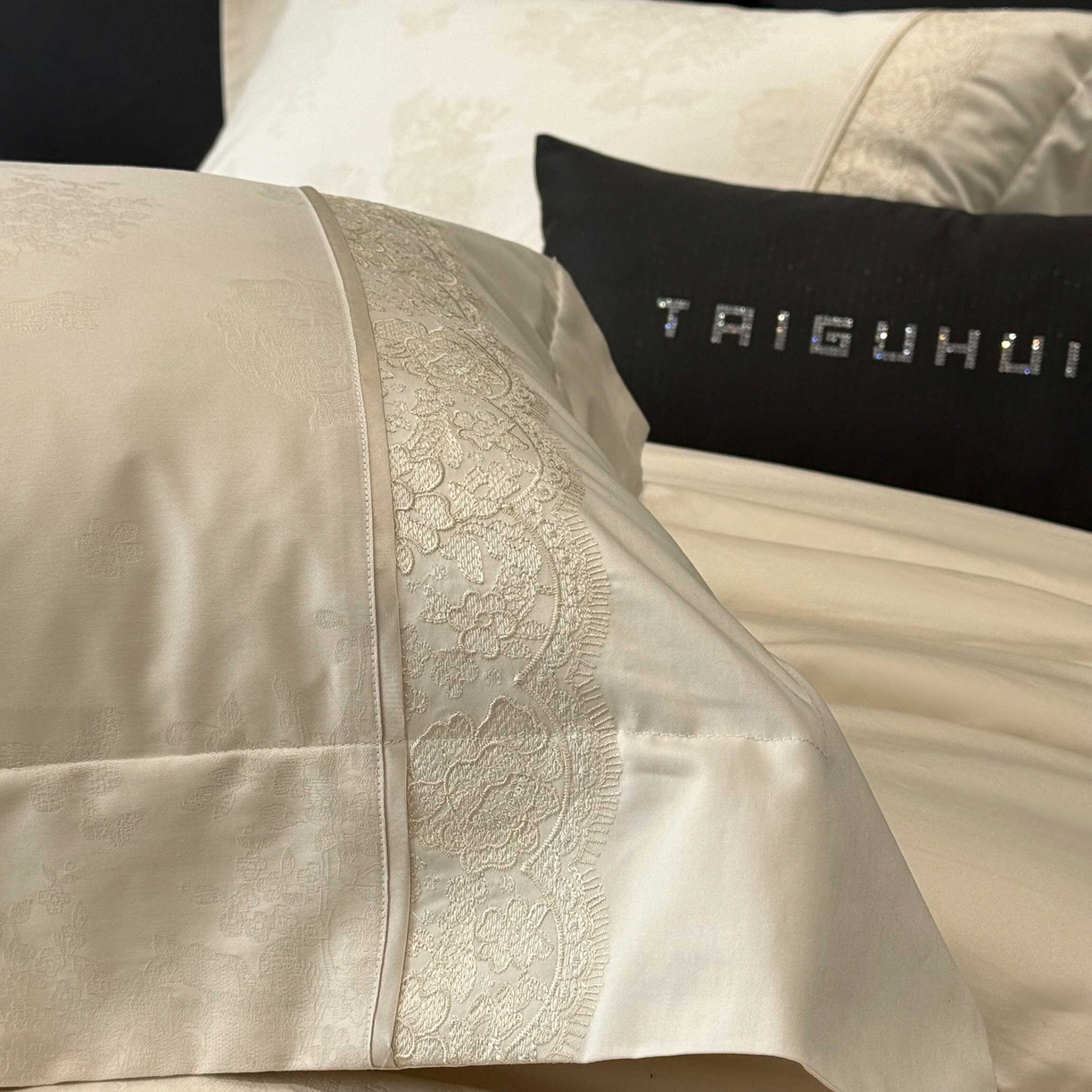 91家纺网 家纺一手货源 找家纺 太古汇家居 2025新款全棉提花绣花“伊莎贝拉”系列四件套 伊莎贝拉-米金色