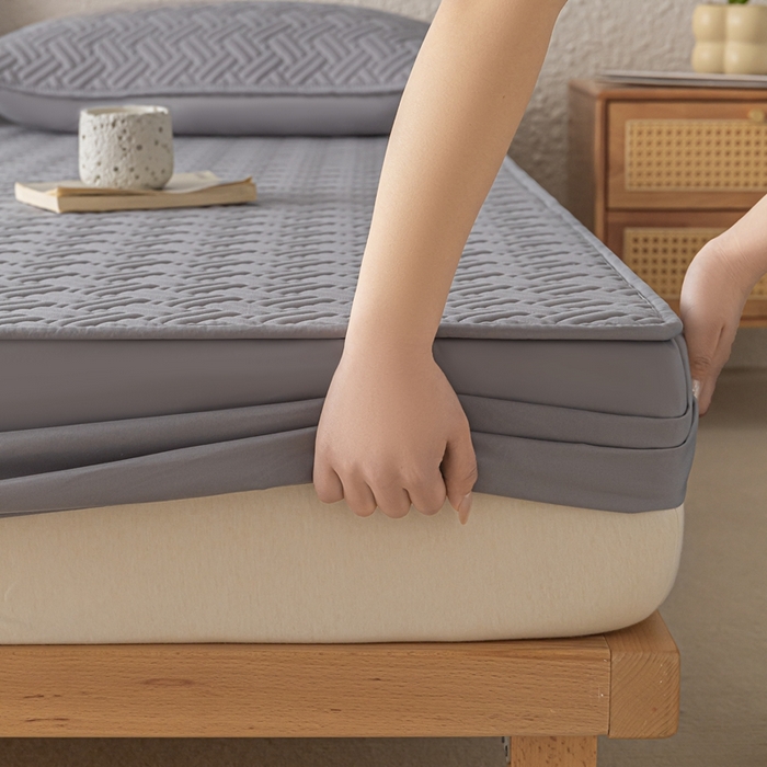 91家纺网 家纺一手货源 找家纺 欧邦 2025新款四季款纯色水洗棉夹棉床笠床垫保护罩-场景一 条格-中灰