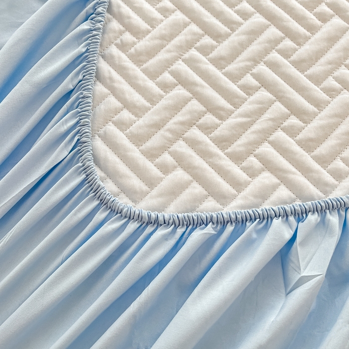 91家纺网 家纺一手货源 找家纺 欧邦 2025新款四季款纯色水洗棉夹棉床笠床垫保护罩-场景二 条格-天蓝