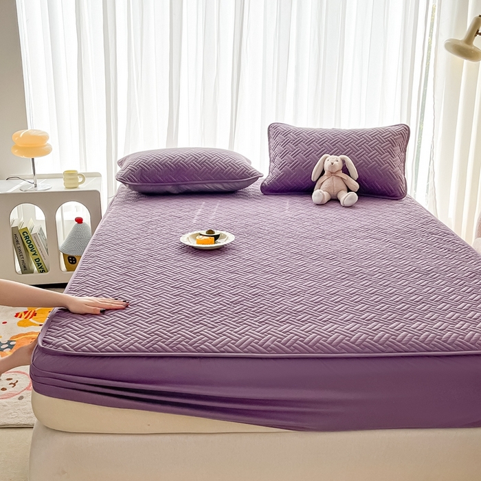 91家纺网 家纺一手货源 找家纺 欧邦 2025新款四季款纯色水洗棉夹棉床笠床垫保护罩-场景二 条格-深紫