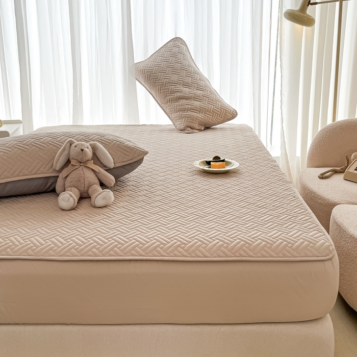 91家纺网 家纺一手货源 找家纺 欧邦 2025新款四季款纯色水洗棉夹棉床笠床垫保护罩-场景二 条格-卡其