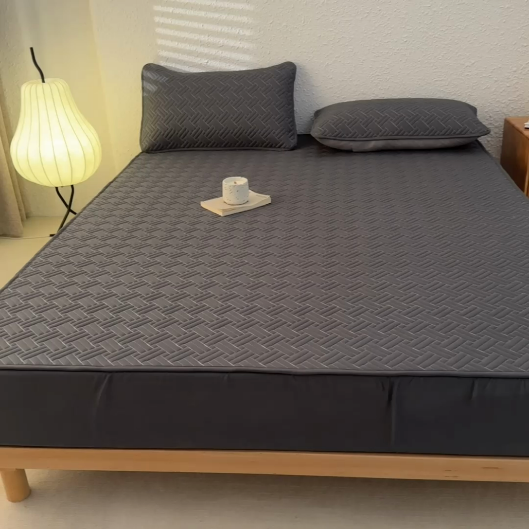 91家纺网 家纺一手货源 找家纺 欧邦 2025新款四季款纯色水洗棉夹棉床笠床垫保护罩-场景一 条格-深灰