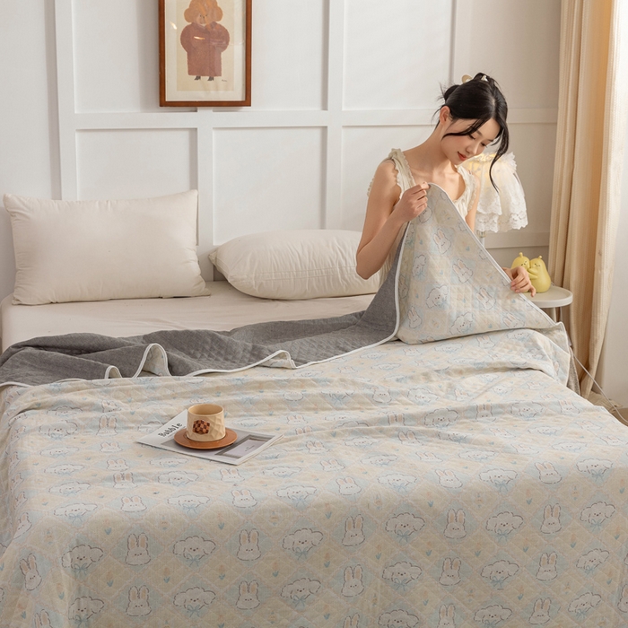 91家纺网 家纺一手货源 找家纺 乐家毛巾被（工厂自产自销） 2025新款A类全棉六层纱印花毛巾被 兔子小狗