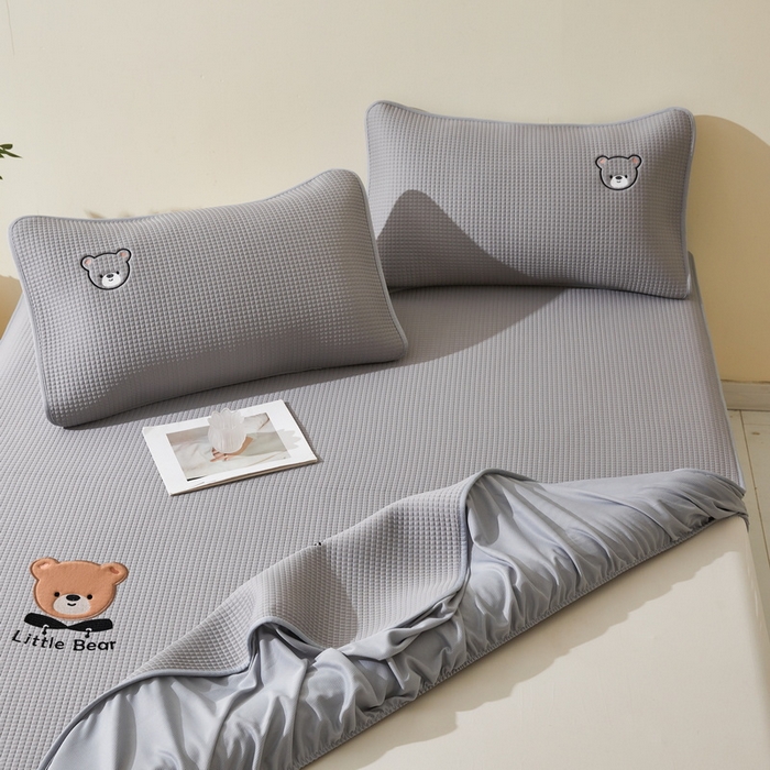 91家纺网 家纺一手货源 找家纺 （总）爱思凯家纺 2025新款【瑞宝熊】PE凉感床笠款冰豆豆软席凉席席子-场景一