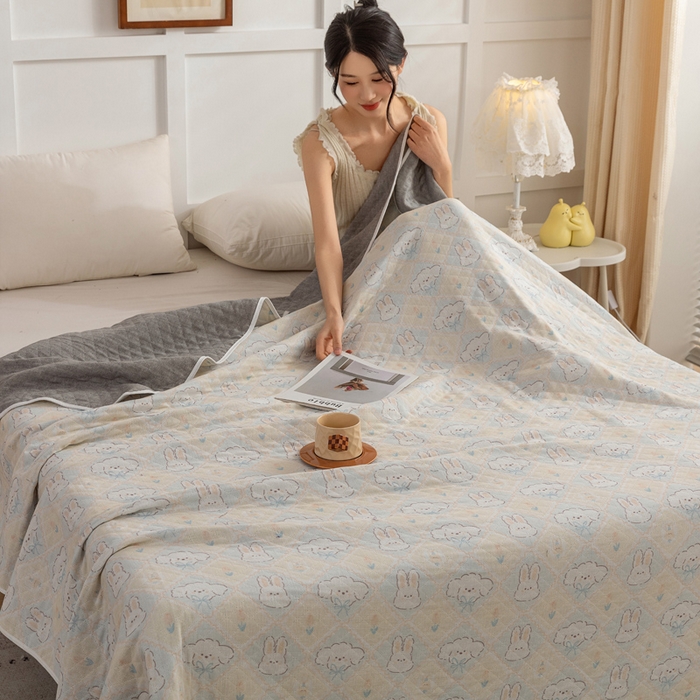 91家纺网 家纺一手货源 找家纺 乐家毛巾被（工厂自产自销） 2025新款A类全棉六层纱印花毛巾被 兔子小狗