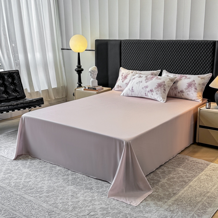 91家纺网 家纺一手货源 找家纺 芊寻家居 2025春夏新款50支莱赛尔天丝贡缎数码印花麻绳款四件套高端礼盒 魅影粉