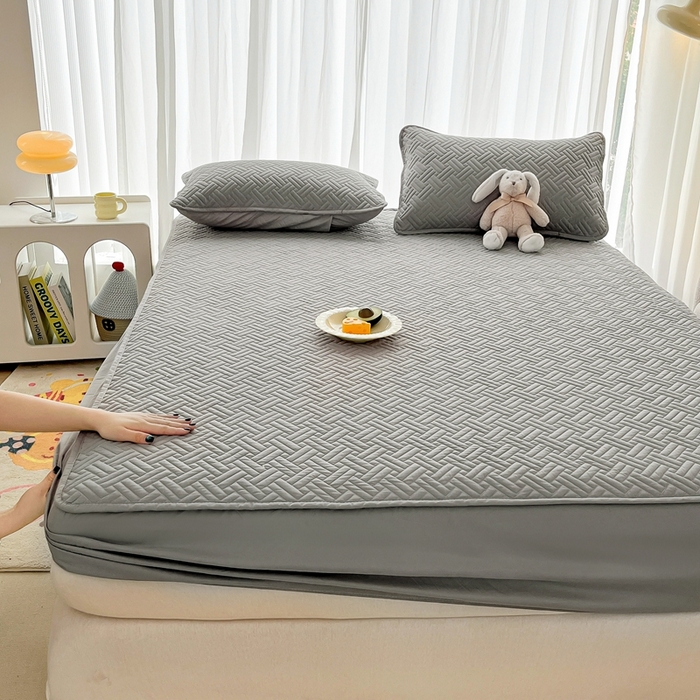 91家纺网 家纺一手货源 找家纺 欧邦 2025新款四季款纯色水洗棉夹棉床笠床垫保护罩-场景二 条格-浅灰