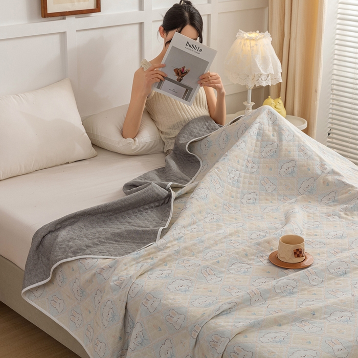 91家纺网 家纺一手货源 找家纺 乐家毛巾被（工厂自产自销） 2025新款A类全棉六层纱印花毛巾被 兔子小狗