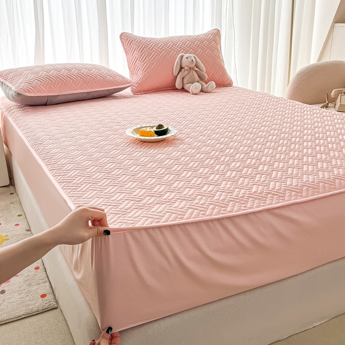 91家纺网 家纺一手货源 找家纺 欧邦 2025新款四季款纯色水洗棉夹棉床笠床垫保护罩-场景二 条格-粉玉