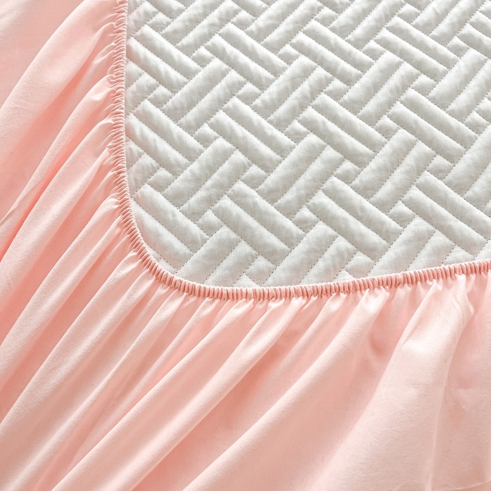 91家纺网 家纺一手货源 找家纺 欧邦 2025新款四季款纯色水洗棉夹棉床笠床垫保护罩-场景一 条格-粉玉