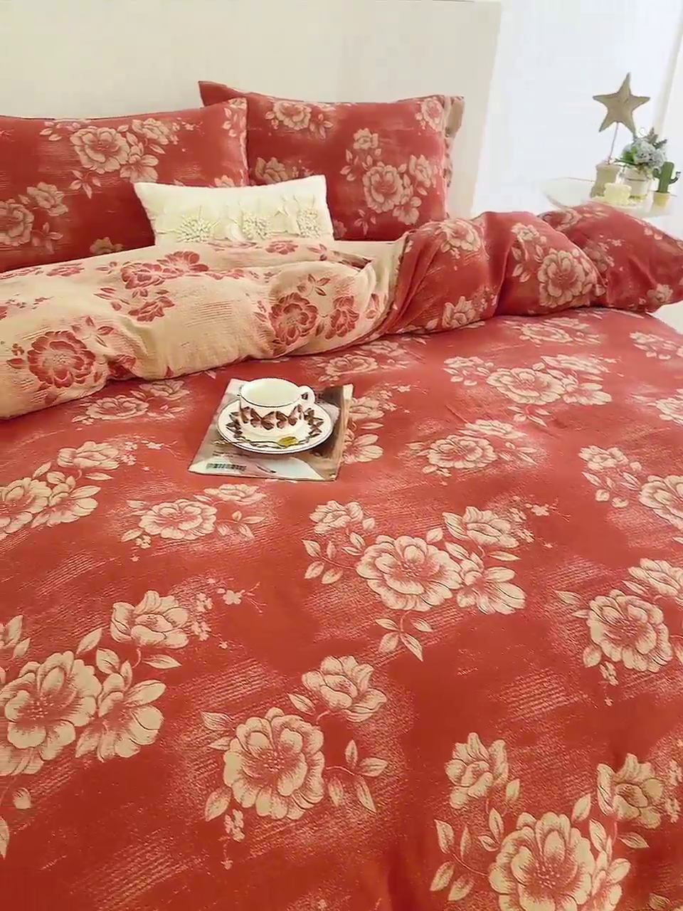 91家纺网 家纺一手货源 找家纺 鲁爱家纺供货 2025新款全棉色织双层纱纽扣款四件套 云纱-桔红