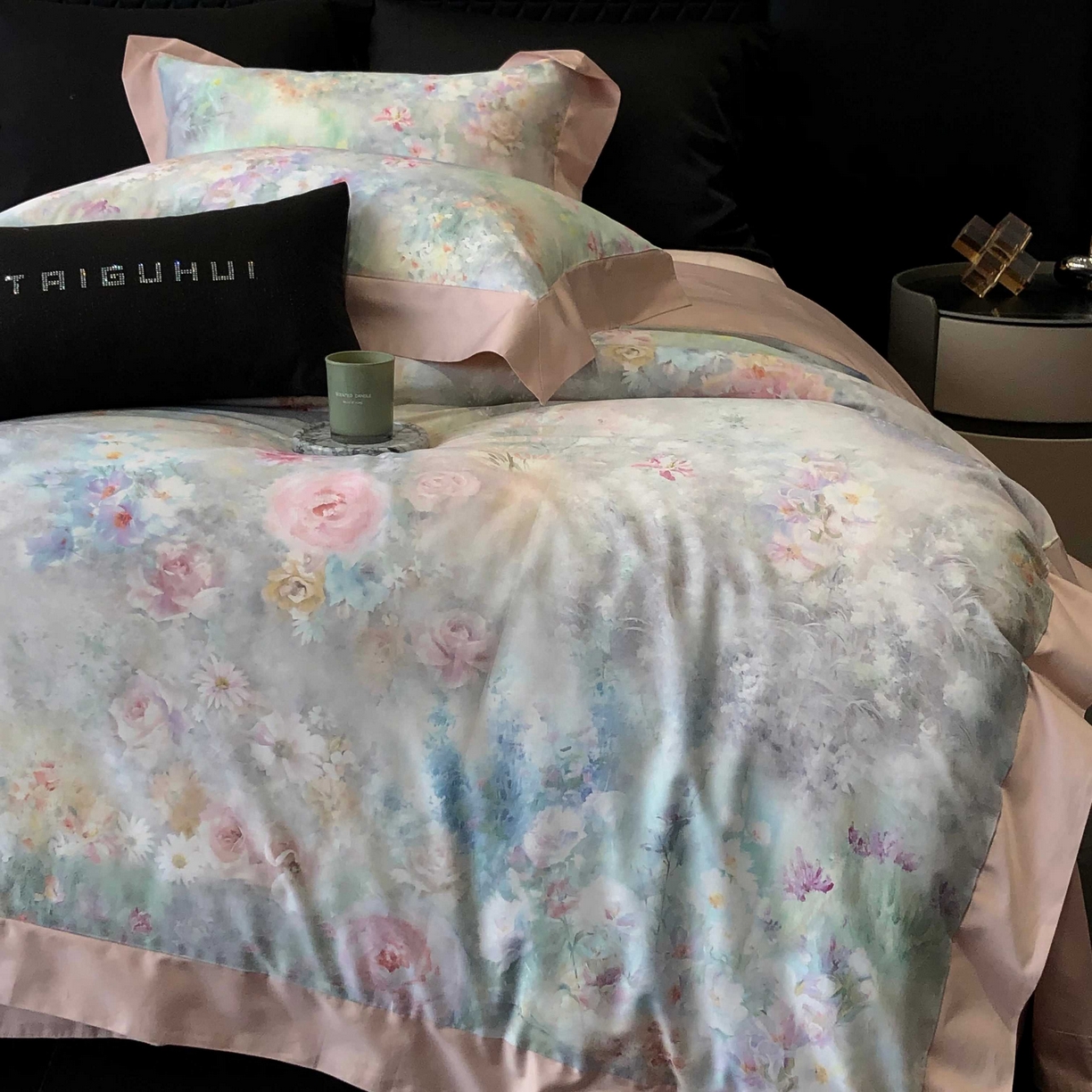 91家纺网 家纺一手货源 找家纺 2025新款高支高密长绒棉专版数码印花双拼系列四件套-卡梅伦【券后不低于378】 棉沐苒-粉