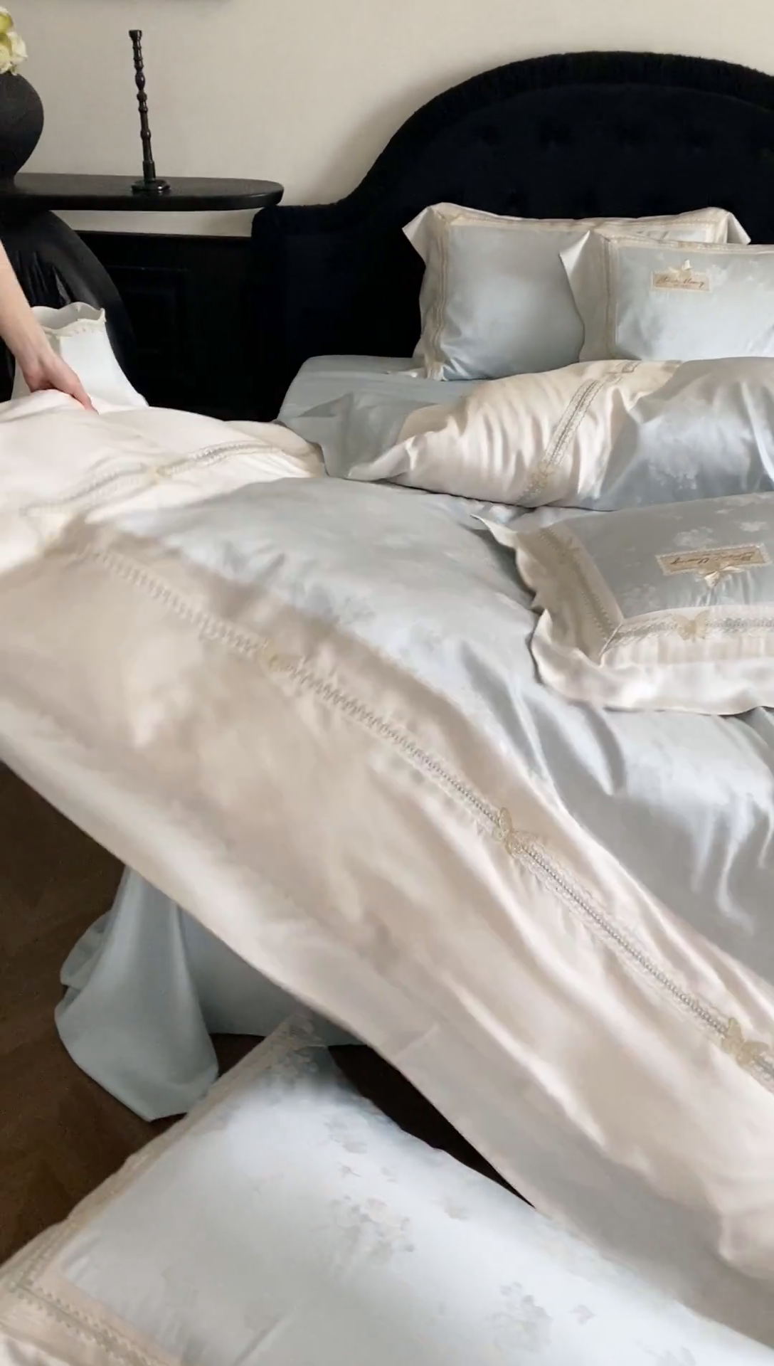 91家纺网 家纺一手货源 找家纺 太古汇家居 2025新款兰精天丝高精密提花-绣花“花间蝶影”系列  花间蝶影-蓝色