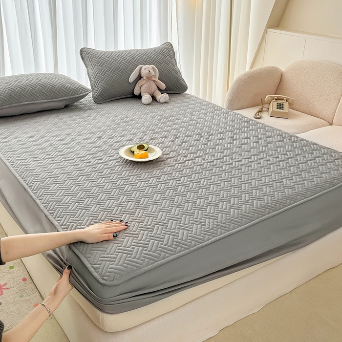 91家纺网 家纺一手货源 找家纺 欧邦 2025新款四季款纯色水洗棉夹棉床笠床垫保护罩-场景二 条格-浅灰