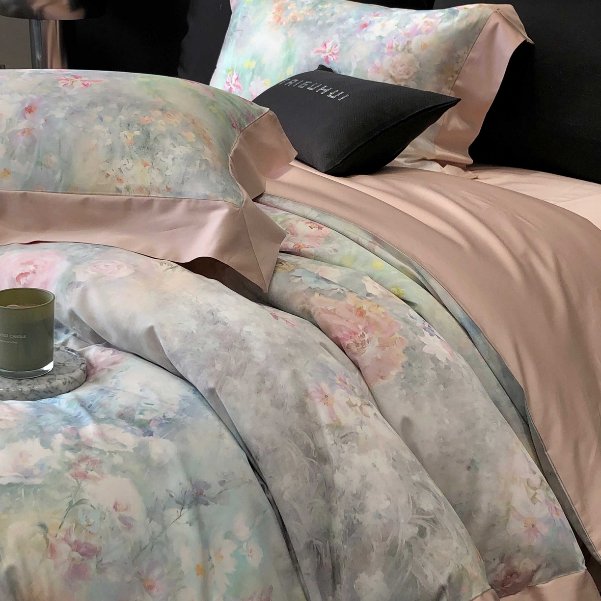 91家纺网 家纺一手货源 找家纺 2025新款高支高密长绒棉专版数码印花双拼系列四件套-卡梅伦【券后不低于378】 棉沐苒-粉