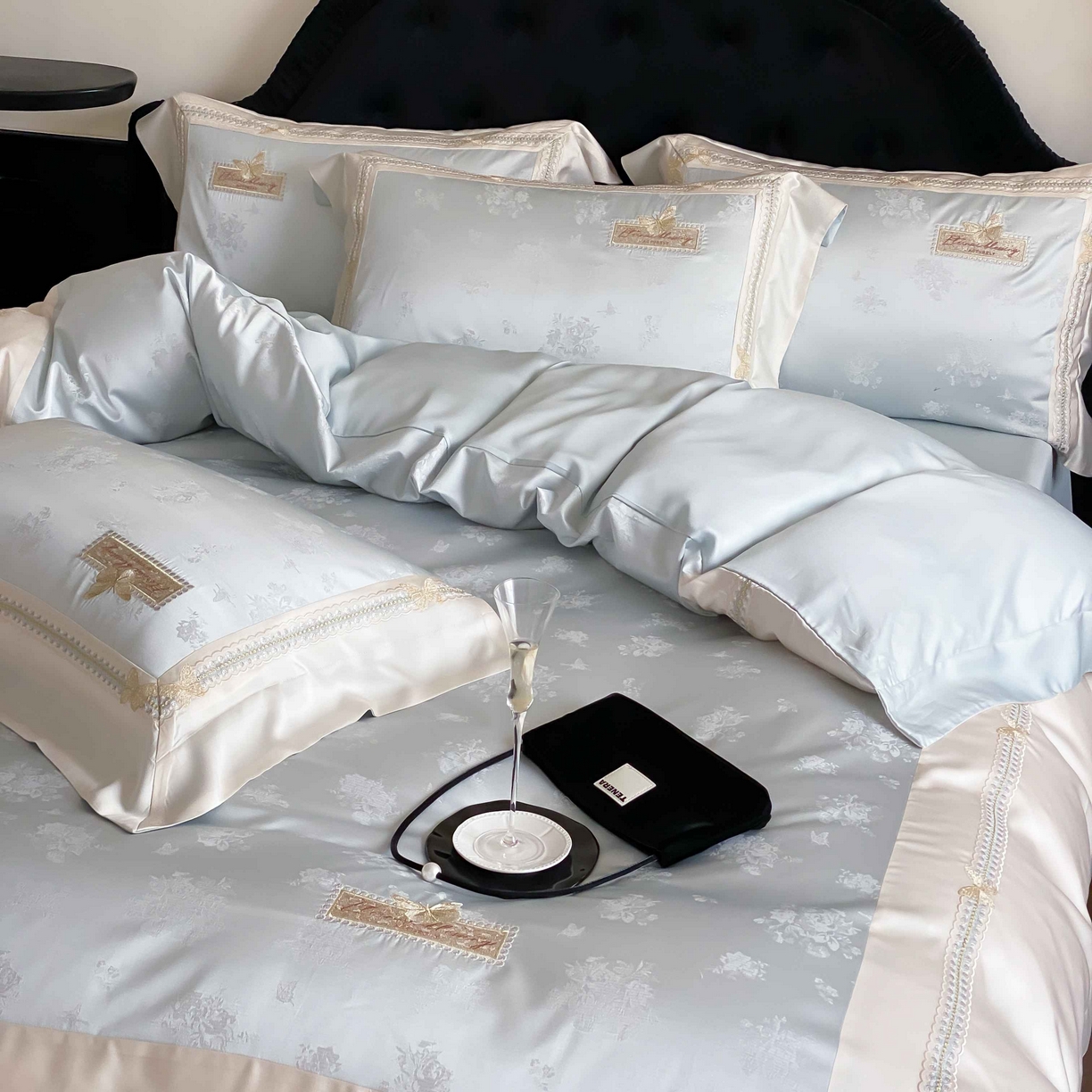 91家纺网 家纺一手货源 找家纺 太古汇家居 2025新款兰精天丝高精密提花-绣花“花间蝶影”系列  花间蝶影-蓝色