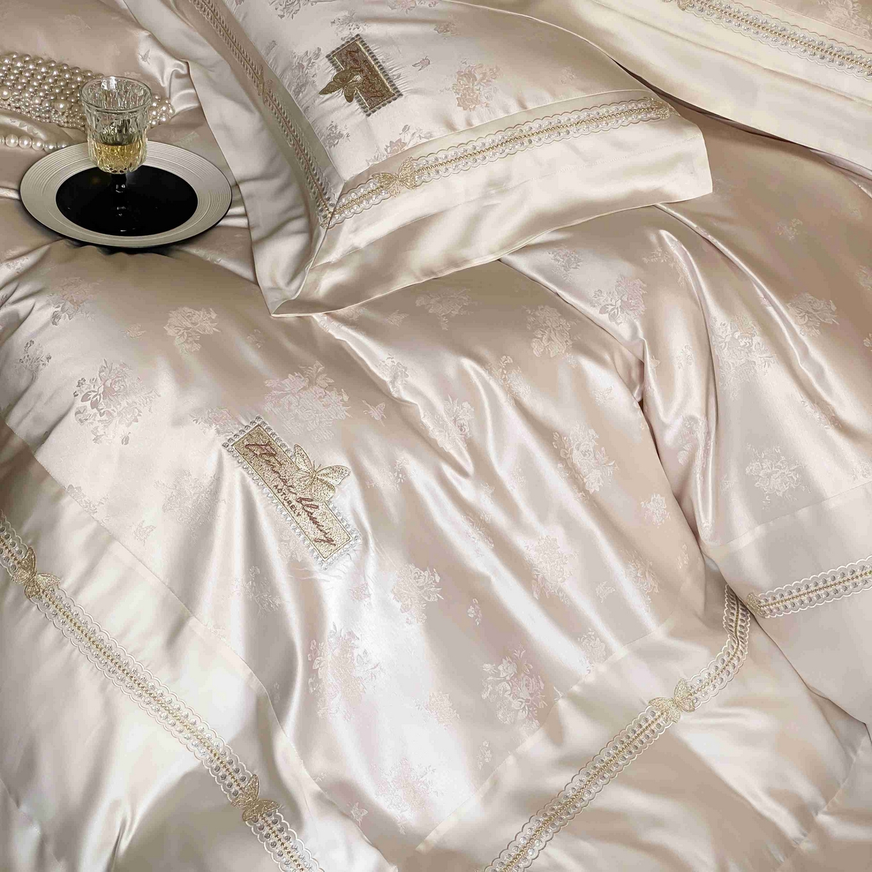 91家纺网 家纺一手货源 找家纺 太古汇家居 2025新款兰精天丝高精密提花-绣花“花间蝶影”系列  花间蝶影-香槟