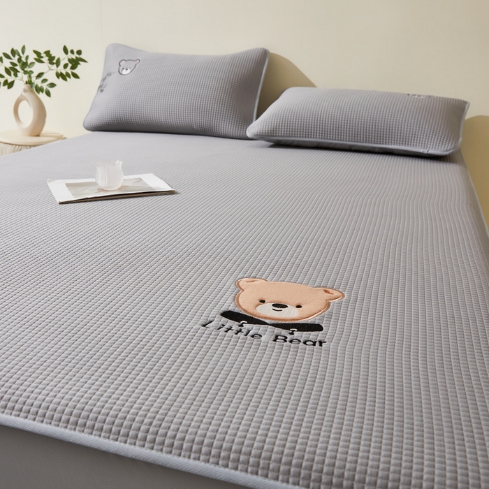 91家纺网 家纺一手货源 找家纺 （总）爱思凯家纺 2025新款【瑞宝熊】PE凉感床笠款冰豆豆软席凉席席子-场景一