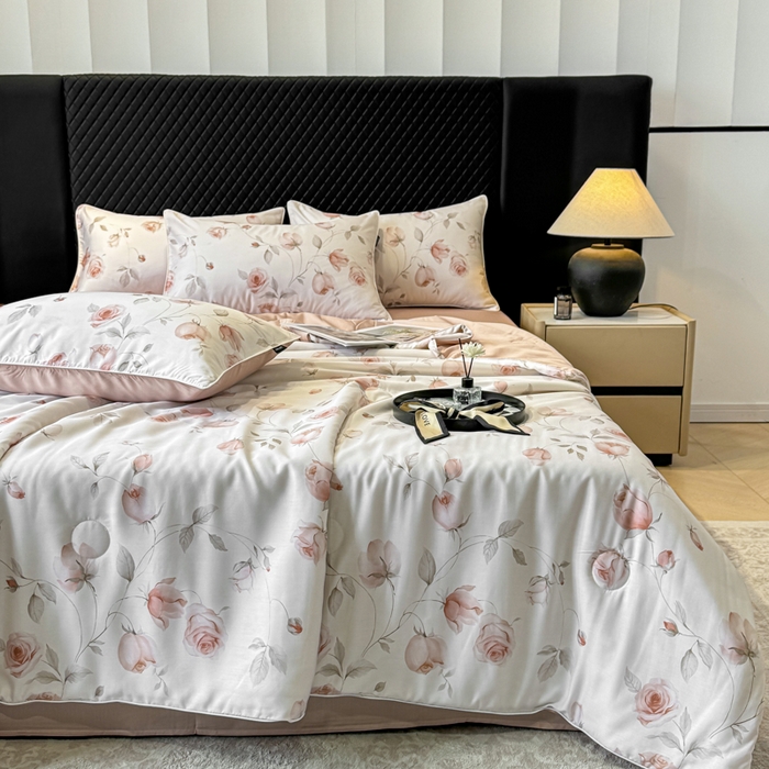 91家纺网 家纺一手货源 找家纺 洺兰家居 2025春夏新款100支莱赛尔天丝贡缎数码印花麻绳款四件套高端礼盒 花意盈香粉