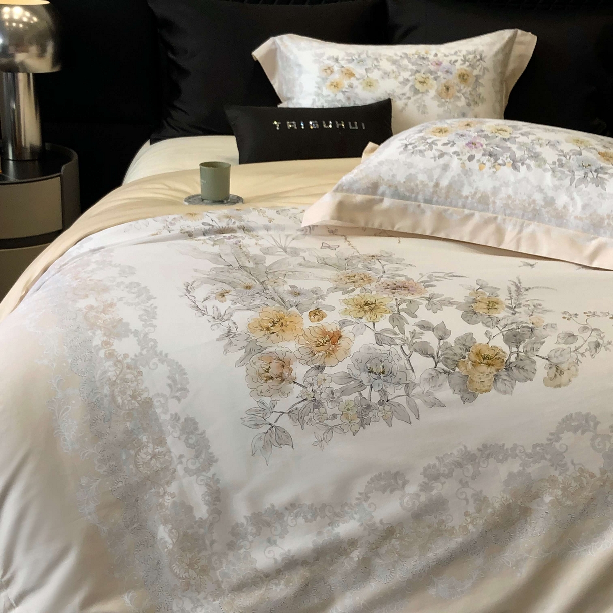 91家纺网 家纺一手货源 找家纺 2025新款高支高密长绒棉大版数码印花双拼系列四件套【券后不低于388】 一路繁花-米黄