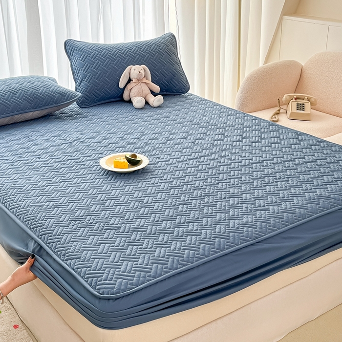 91家纺网 家纺一手货源 找家纺 欧邦 2025新款四季款纯色水洗棉夹棉床笠床垫保护罩-场景二 条格-藏蓝