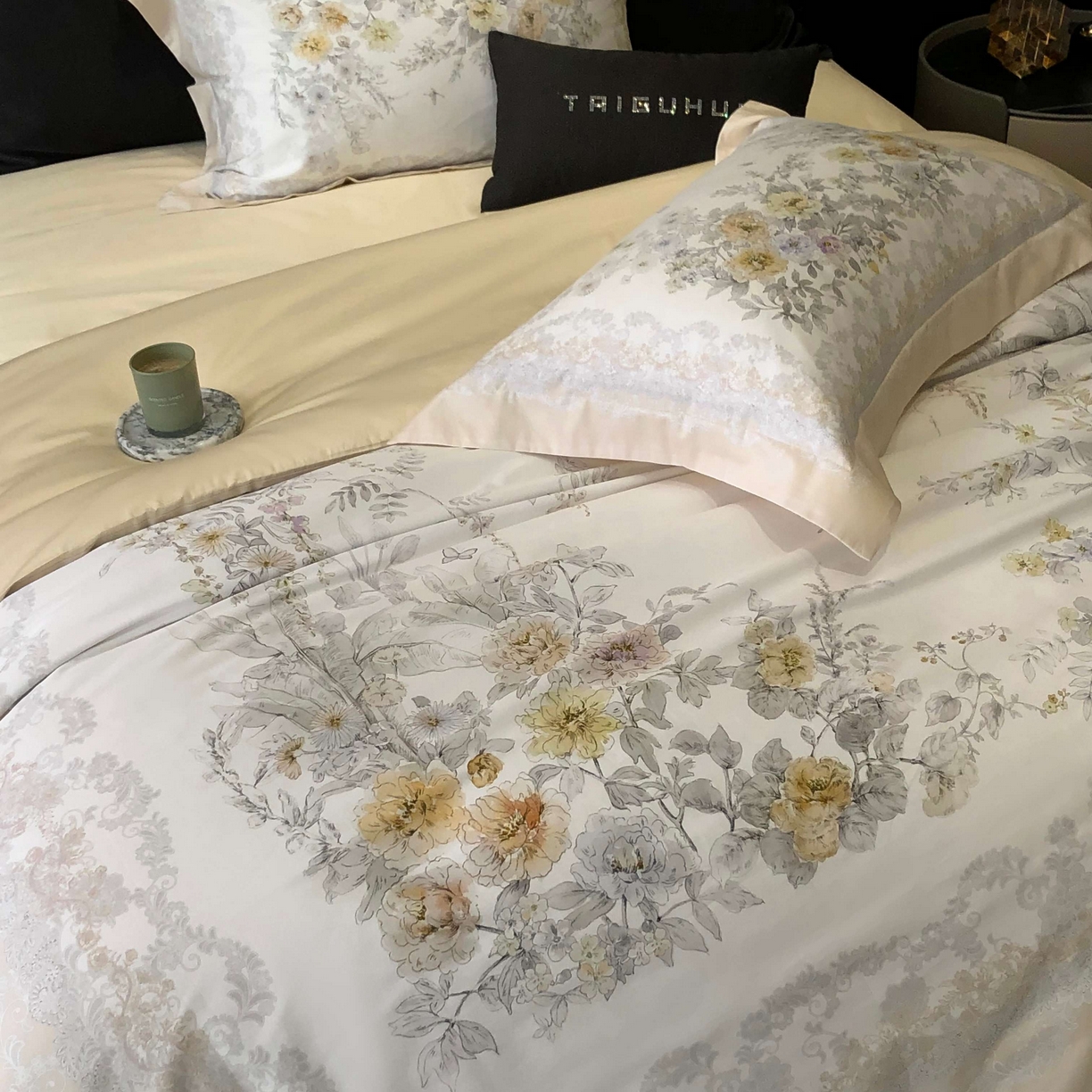 91家纺网 家纺一手货源 找家纺 2025新款高支高密长绒棉大版数码印花双拼系列四件套【券后不低于388】 一路繁花-米黄