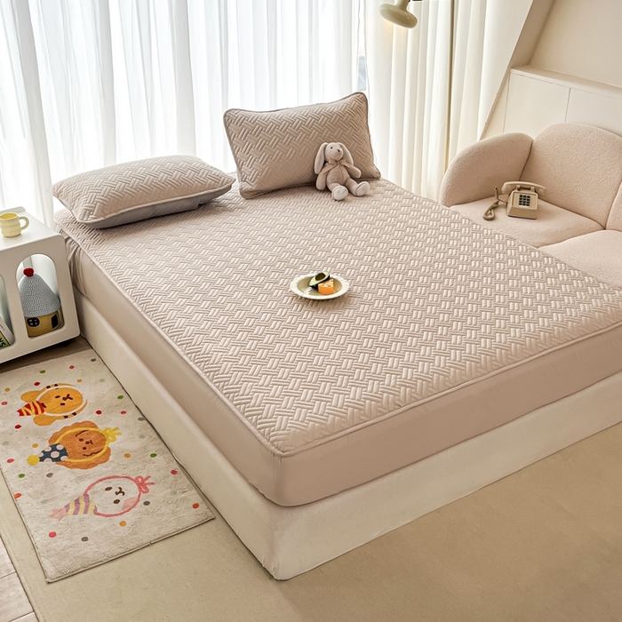 91家纺网 家纺一手货源 找家纺 欧邦 2025新款四季款纯色水洗棉夹棉床笠床垫保护罩-场景二 条格-卡其