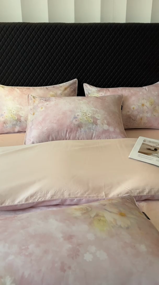 91家纺网 家纺一手货源 找家纺 芊寻家居 2025春夏新款50支莱赛尔天丝贡缎数码印花麻绳款四件套高端礼盒 漫野粉