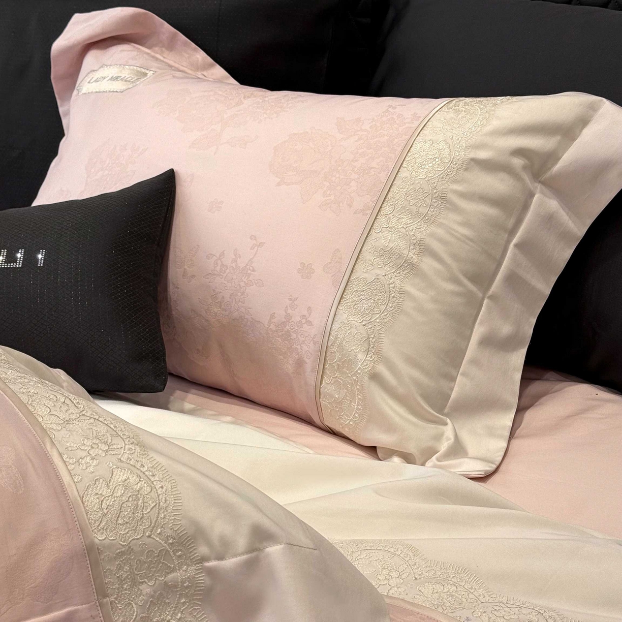 91家纺网 家纺一手货源 找家纺 （总）太古汇家居 2025新款全棉提花绣花“伊莎贝拉”系列四件套