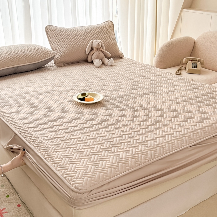 91家纺网 家纺一手货源 找家纺 欧邦 2025新款四季款纯色水洗棉夹棉床笠床垫保护罩-场景二 条格-卡其