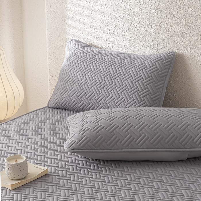 91家纺网 家纺一手货源 找家纺 欧邦 2025新款四季款纯色水洗棉夹棉床笠床垫保护罩-场景一 条格-中灰