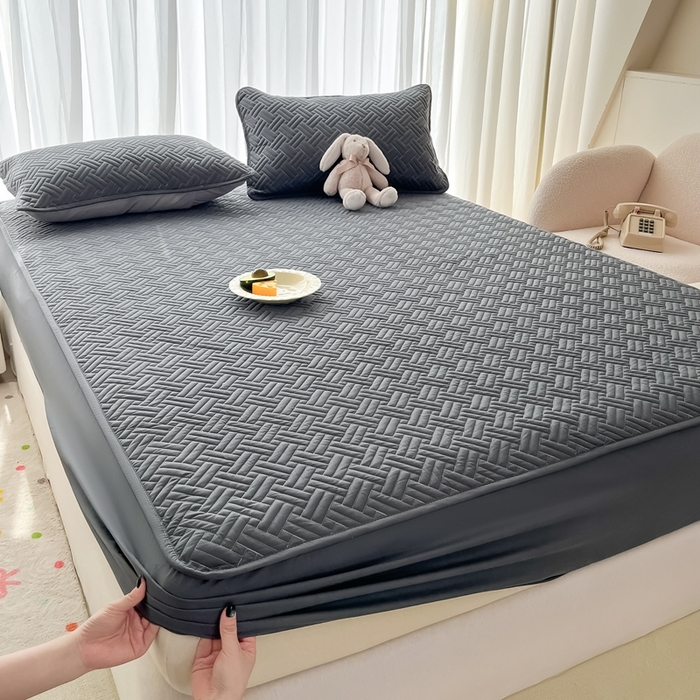 91家纺网 家纺一手货源 找家纺 欧邦 2025新款四季款纯色水洗棉夹棉床笠床垫保护罩-场景二 条格-深灰