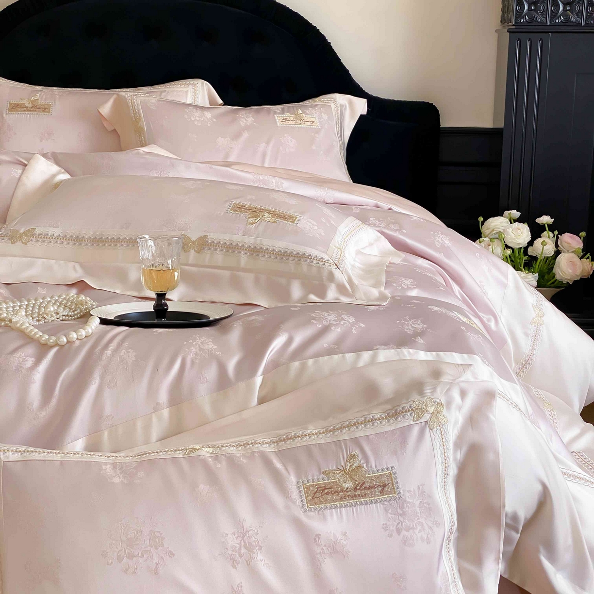 91家纺网 家纺一手货源 找家纺 太古汇家居 2025新款兰精天丝高精密提花-绣花“花间蝶影”系列  花间蝶影-粉色