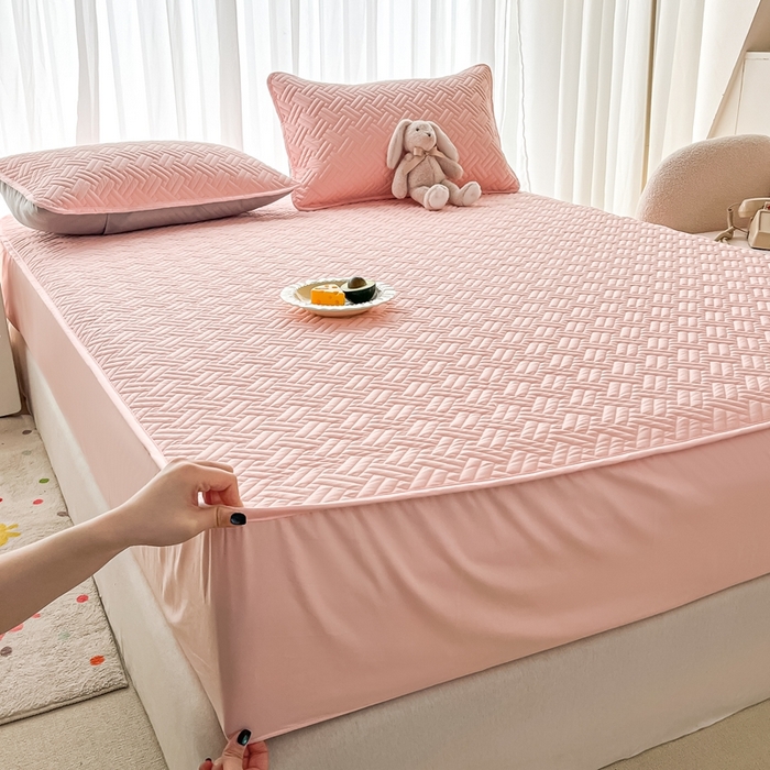 91家纺网 家纺一手货源 找家纺 欧邦 2025新款四季款纯色水洗棉夹棉床笠床垫保护罩-场景一 条格-粉玉