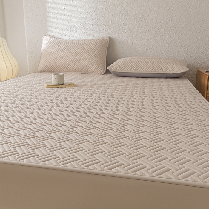 91家纺网 家纺一手货源 找家纺 欧邦 2025新款四季款纯色水洗棉夹棉床笠床垫保护罩-场景一 条格-卡其